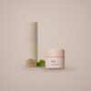 107 Beauty Double Layer Milky Serum a Everyday Plump Hydro Cream vedľa seba na teplom porcelánovom pozadí